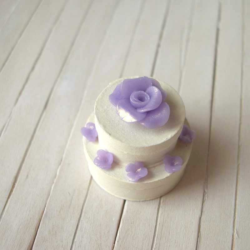 Dollhouse Cake shaped box with lilac roses in 1/12 scale