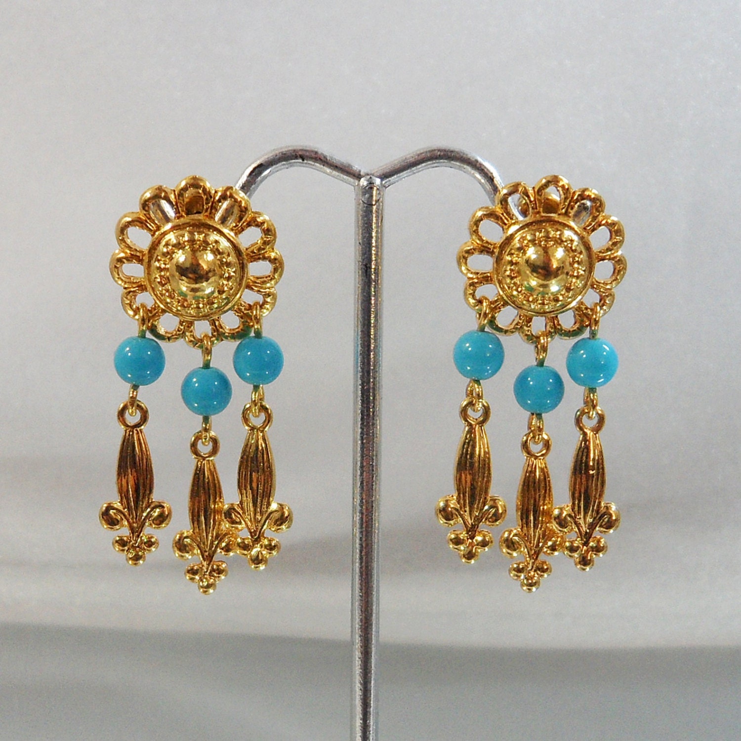Vintage Turquoise Earrings. Gold Tone Dangles.  Faux Blue Turquoise Beads.