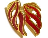 red and gold tone small pierced vintage earrings O