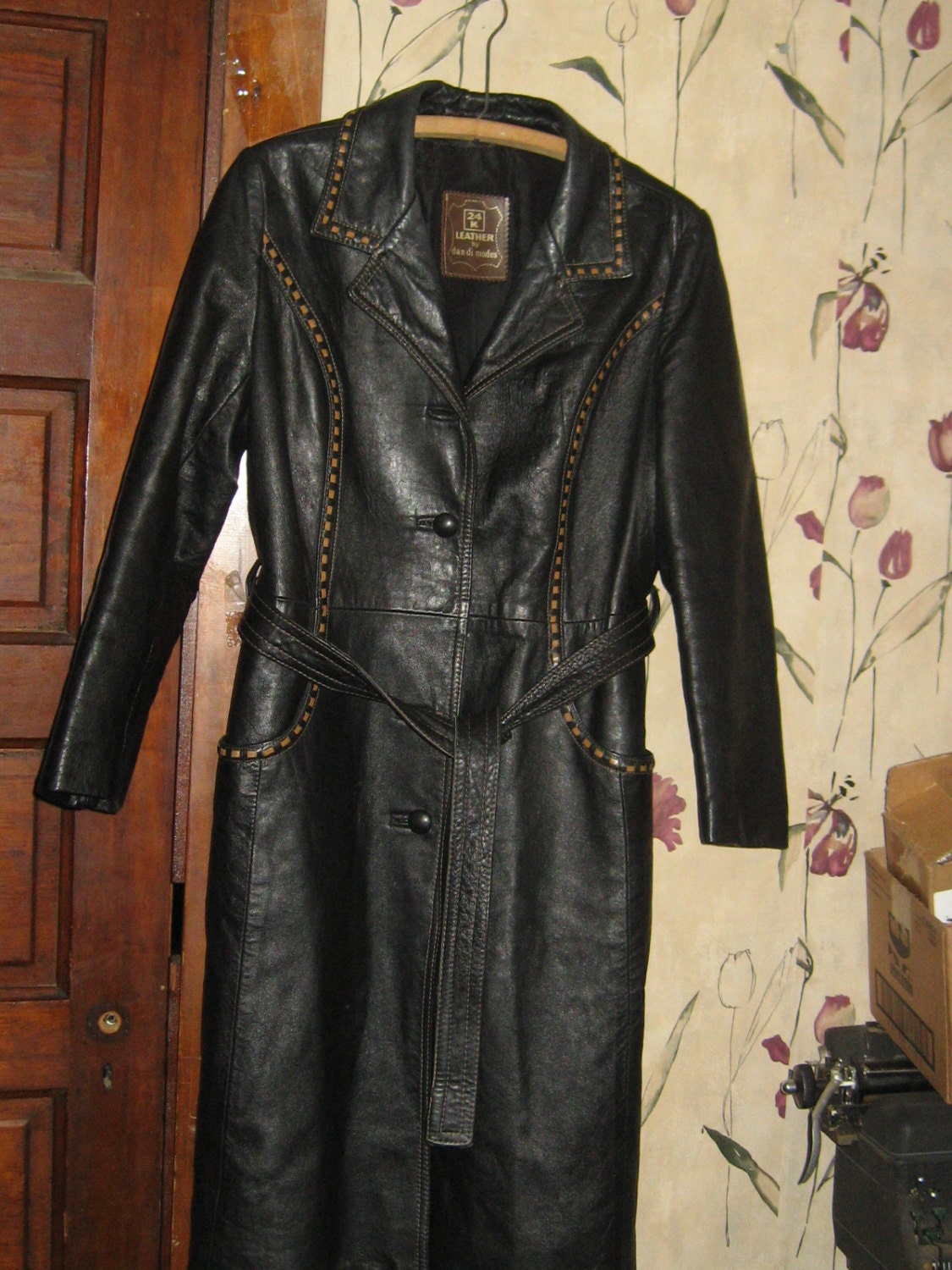 Vtg 70s hipster  mod Dan Di Modes 25K Black Leather Coat w/ Camel Leather Stitch Belted