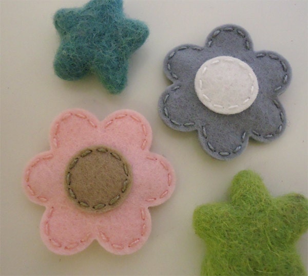 NO SLIP Wool felt hair clip -set of 2 flower -mini -pale pink / grey