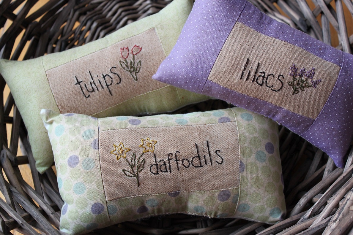 Primitive Stitchery Pillow Bowl Filler Ornie Tuck Easter Spring Flowers Tulips