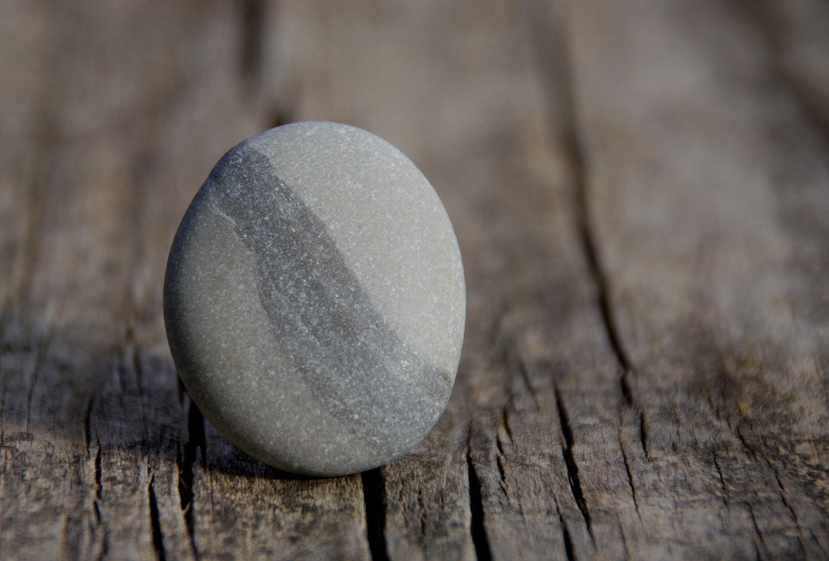 Oval pebble adjustable ring with stripe