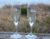 Wedding Toasting Flutes,  Champagne Flutes, Mr Mrs with heart, Personalized Wine Glasses
