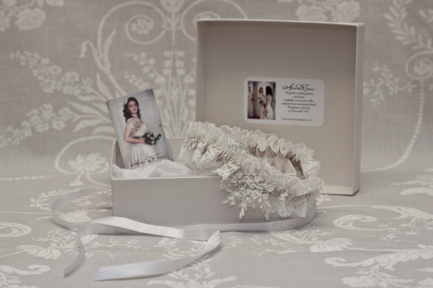 Lace garter - vintage style beaded lace
