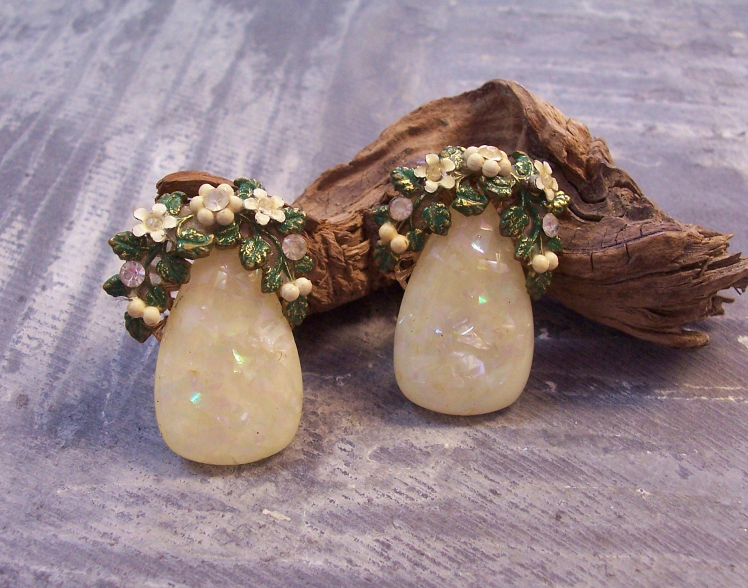 VINTAGE Confetti Lucite Earrings Confetti LUCITE Flowers Rhinestones Enamel Flowers Ready to Wear Vintage Jewelry Destash (A23)
