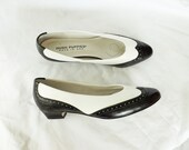 Spectator pumps / vintage 1980s black white spectator wingtip pumps shoes 7 M / hush puppies