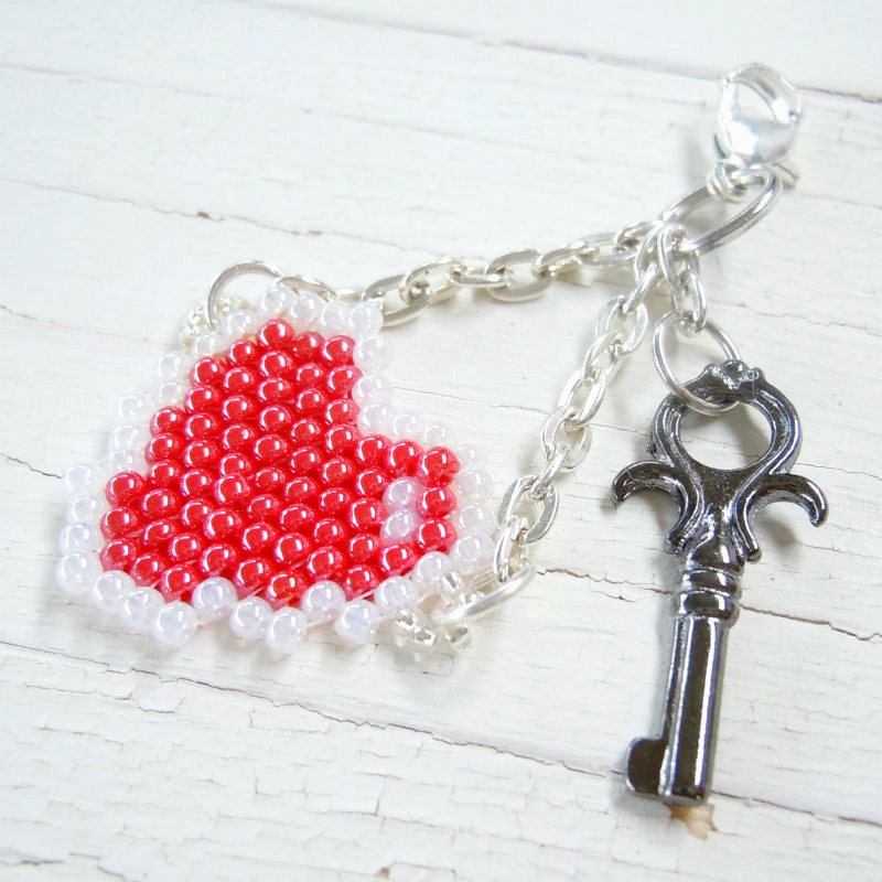 Red Heart and Key Zipper Pull / Charm, Beaded Accessory, Kawaii Gyaru