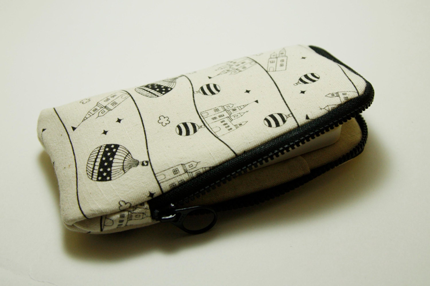 Iphone 5 Case /Sleeve / padded zipper pounch with 2 interior pocket -balloon