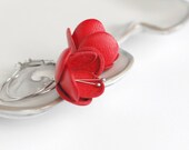 Leather earrings in red