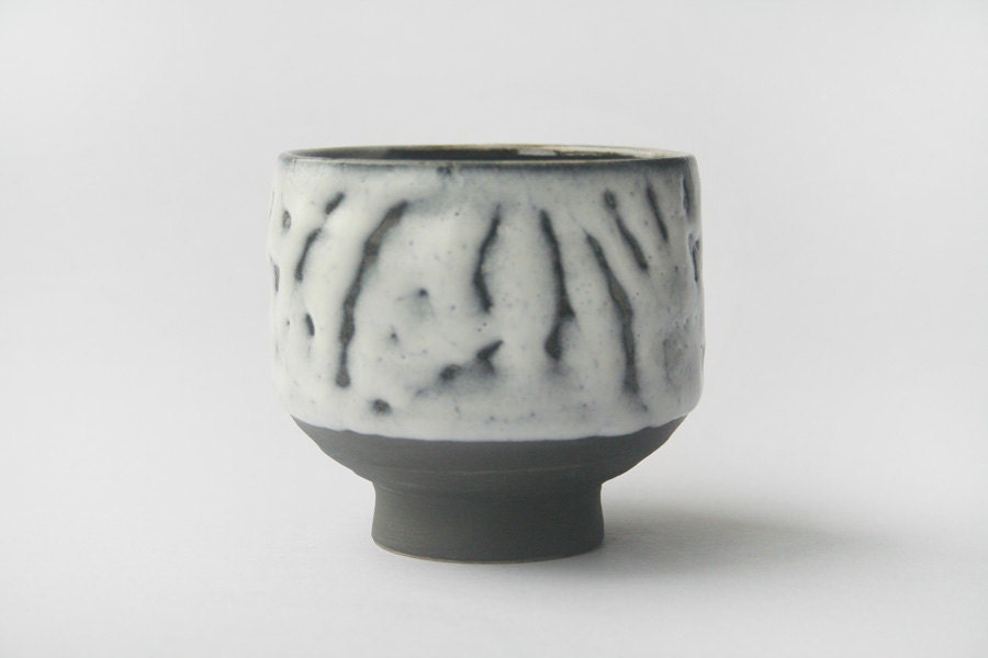 Yunomi teacup - white shino glaze over black slip