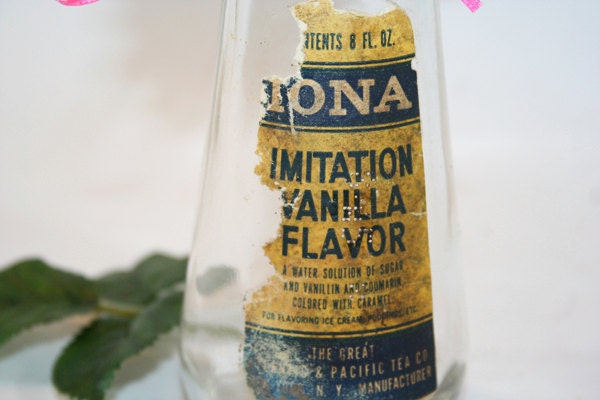 Vintage Glass Bottle, Vanilla from the Kitchen Cupboard - flattirevintage