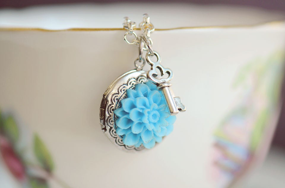 Adora Silver Circle Floral Locket (Pale Blue)