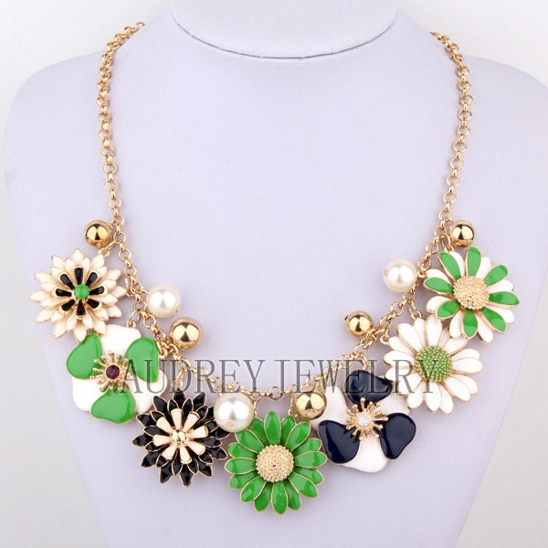 FLOWER NECKLACE,bridesmaid gifts,bubble necklace,beadwork necklace,Beaded Jewelry,bib necklace,statement necklace,pendant necklace