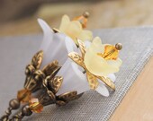 Daffodil Earrings, White and Yellow,  Dangle Earrings, Yellow Flowers, Botanical Jewelry, Spring Jewellery, Lucite Floral