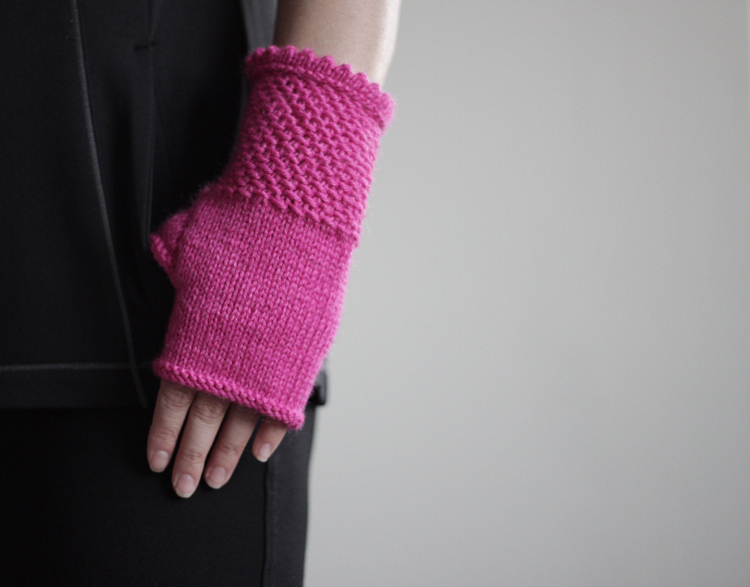 Fuschia knit Fingerless gloves for women