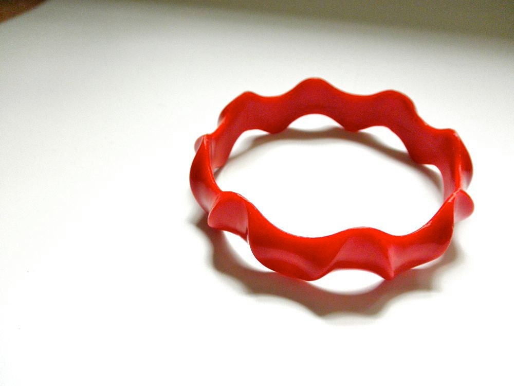 Vintage Cherry Red Plastic Wavy Bangle Bracelet // Red Hot
