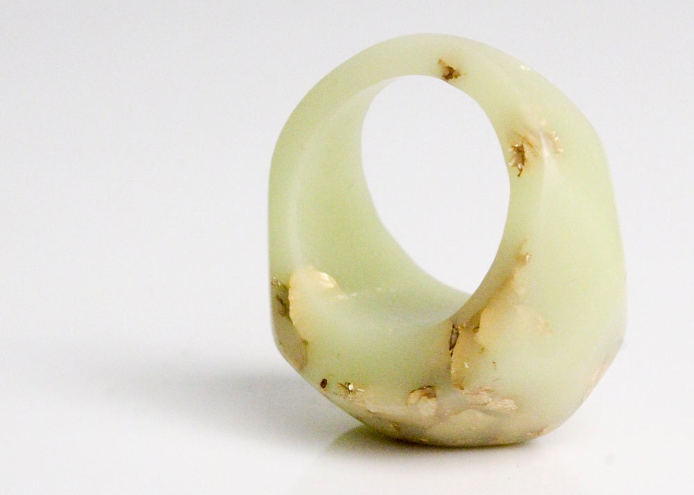 celery green gold eco resin pebble shaped ring size 6 with suspended gold leaf