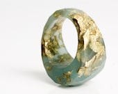seafoam green size 6.5 round faceted eco resin cocktail ring featuring gold leaf flakes