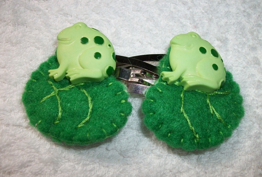 Gorgeous Green Frog on Lilly Pad Hair Clips