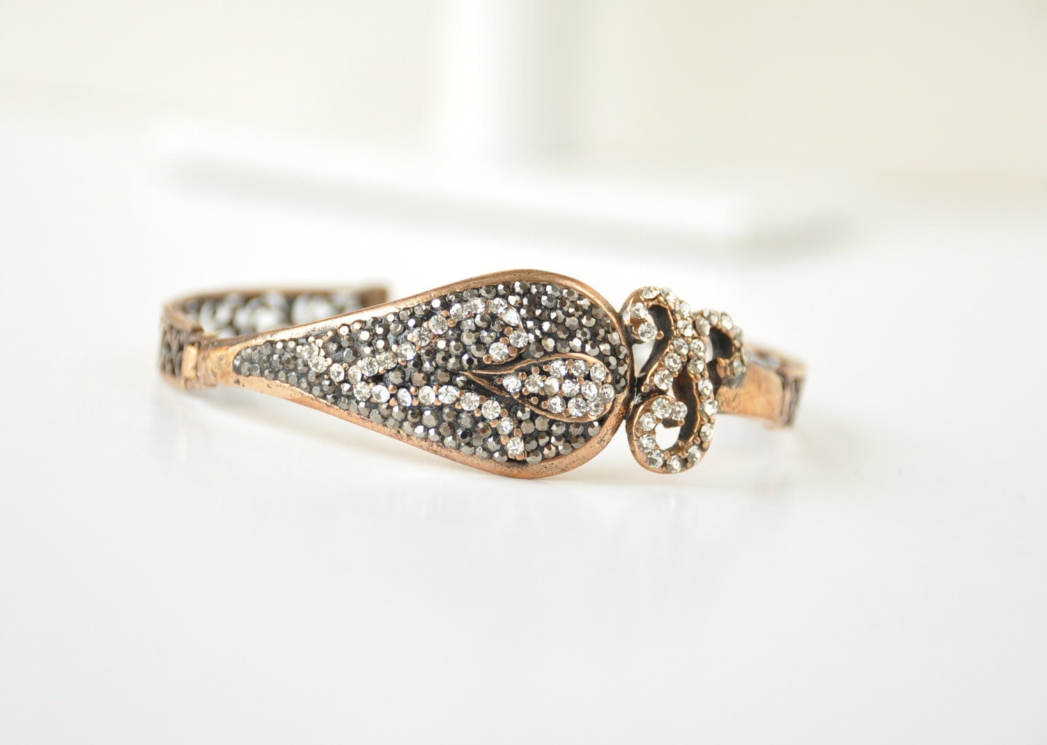 bright crystal stones bracelet - hobilium