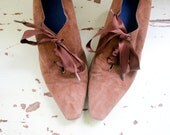 1980s WITCH  Heels.....size 10 womens........nina heels. brown leather. mod. ribbon. shoes. heels. pumps. witch. fancy. 80s accessories