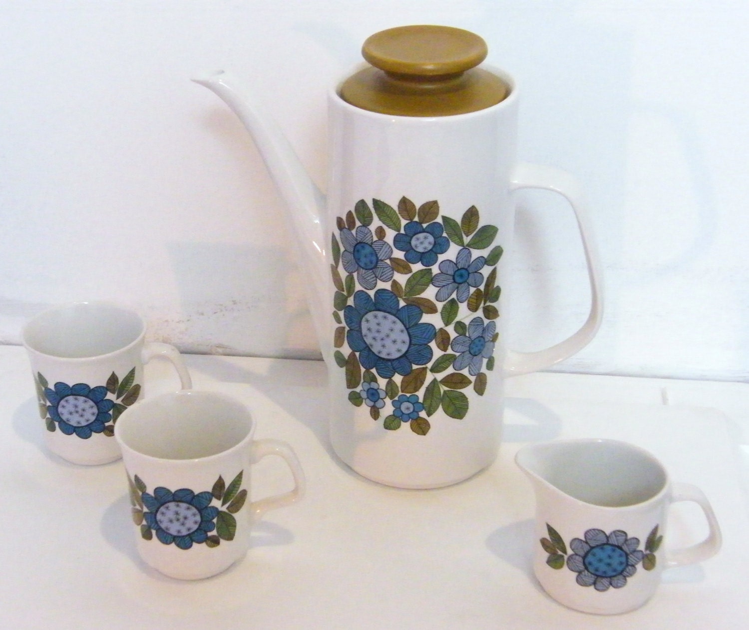 J & G Meakin Coffee pot, cups and creamer jug in TOPIC style