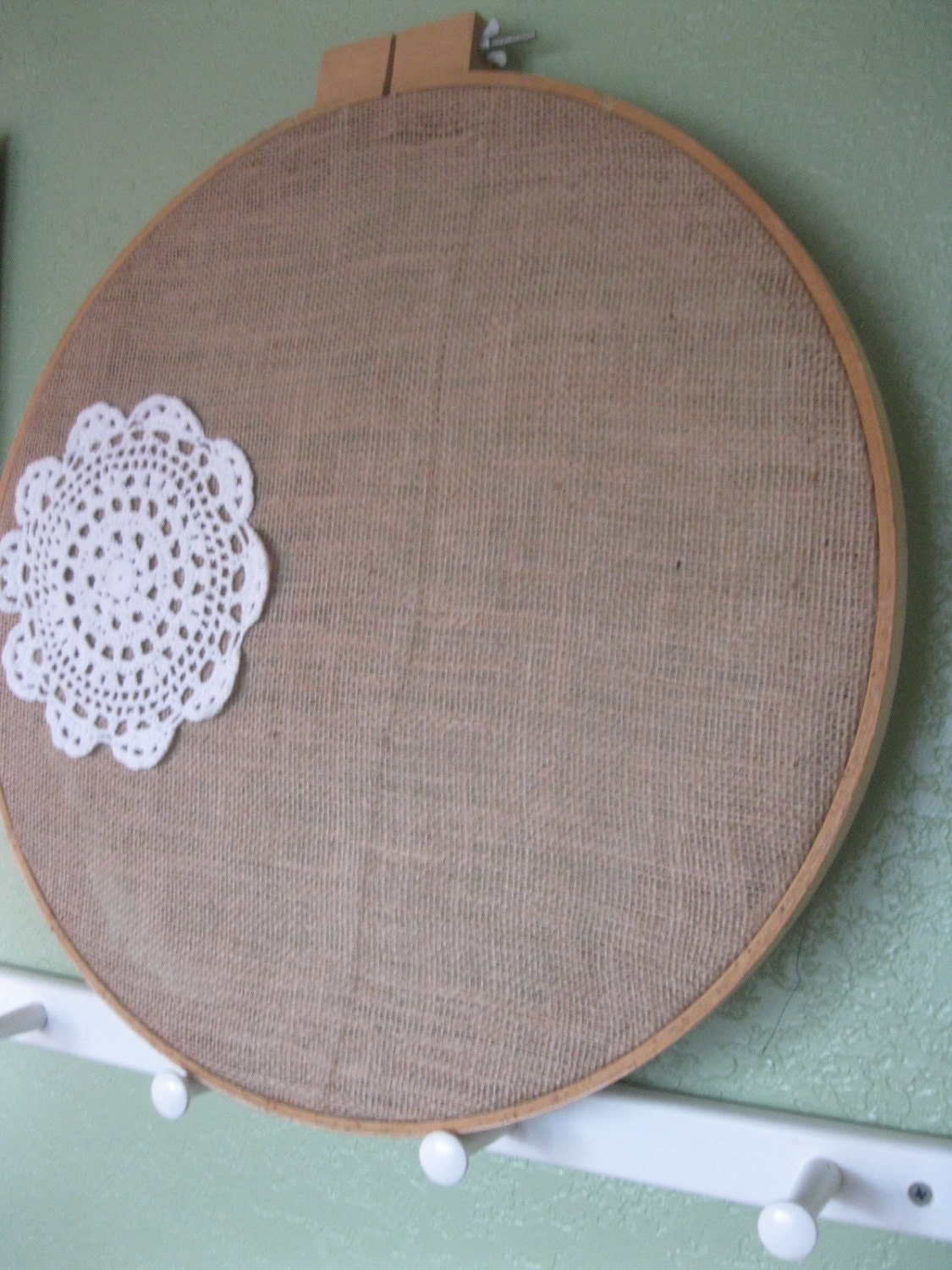 Natural Burlap Earring Organizer : Giant Embroidery Hoop with Burlap and White Crochet Doily - Shabby Chic Organizer Wall Hanging