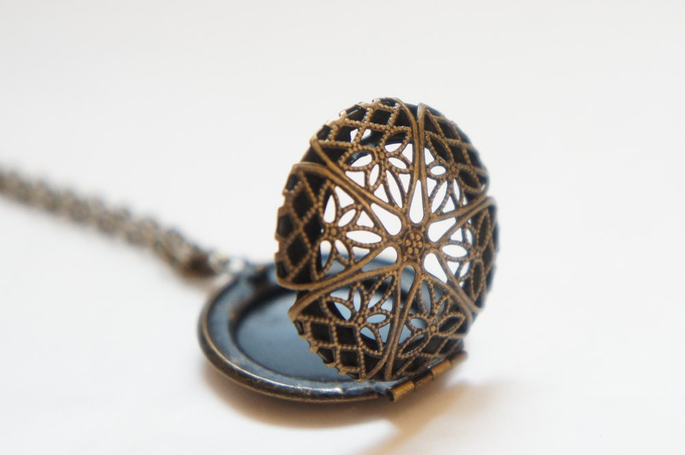 Star - Vintage Style Antiqued Brass Romantic Round Star Pattern Locket Necklace