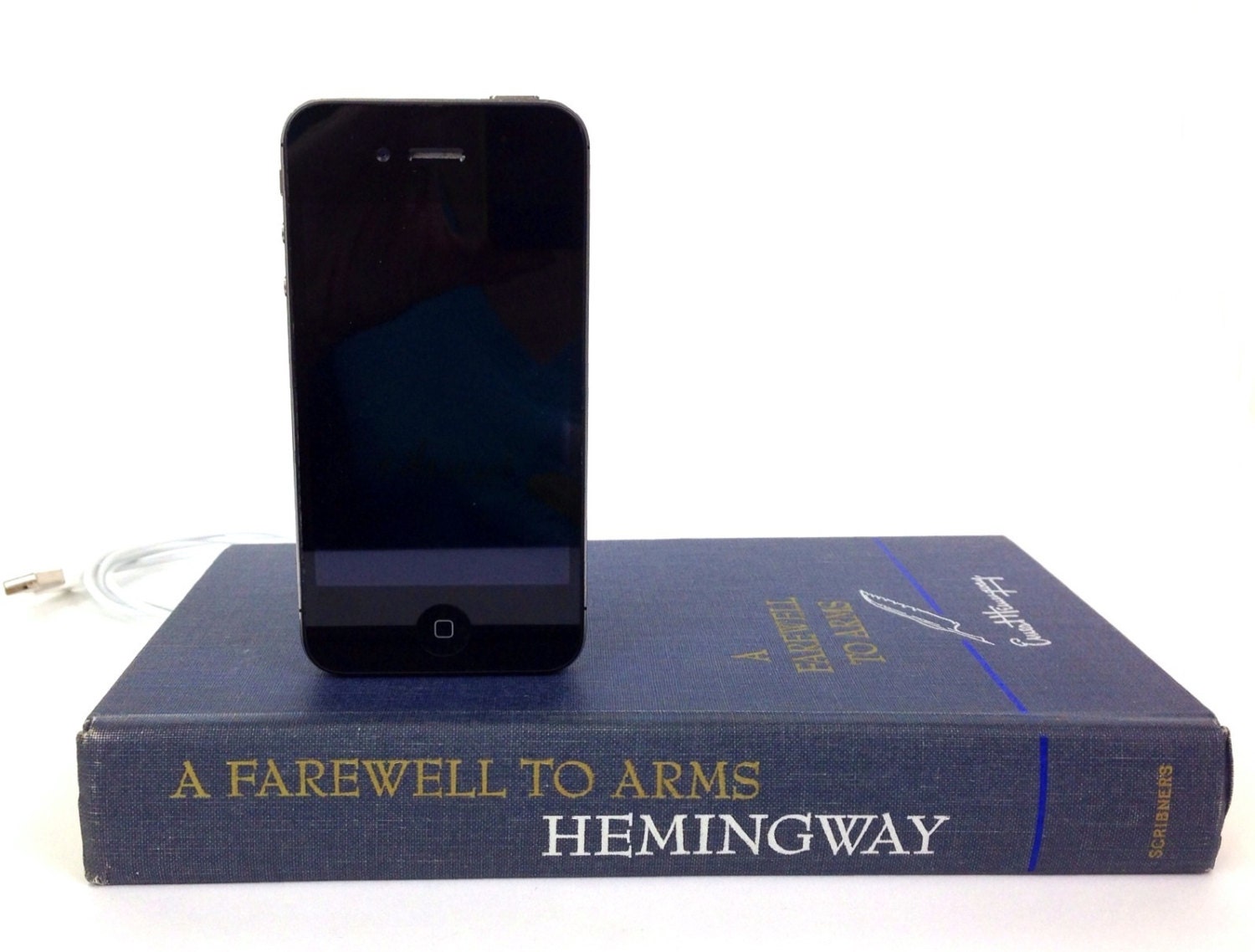 Ernest Hemingway Vintage booksi for iPhone and iPod
