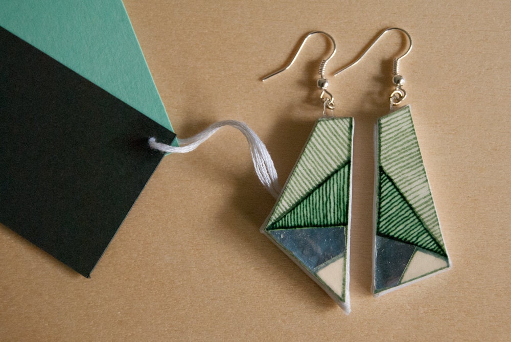 Tra le righe N6 - Handmade illustrated earrings in paper, cardboard and metal / Green and silver