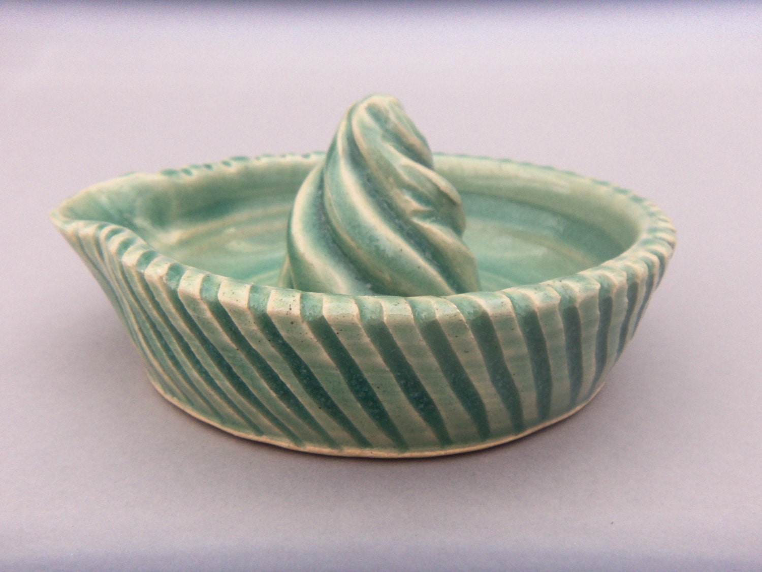 Lemon Juicer - Mint Green Stoneware