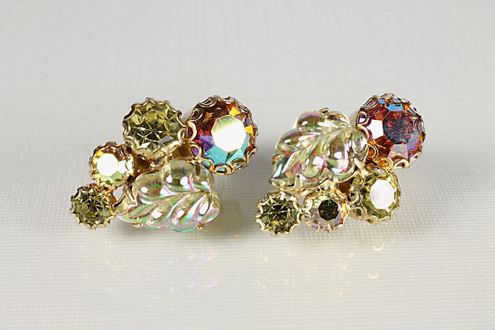 Aurora borealis rhinestone Weiss Earrings yellow molded glass