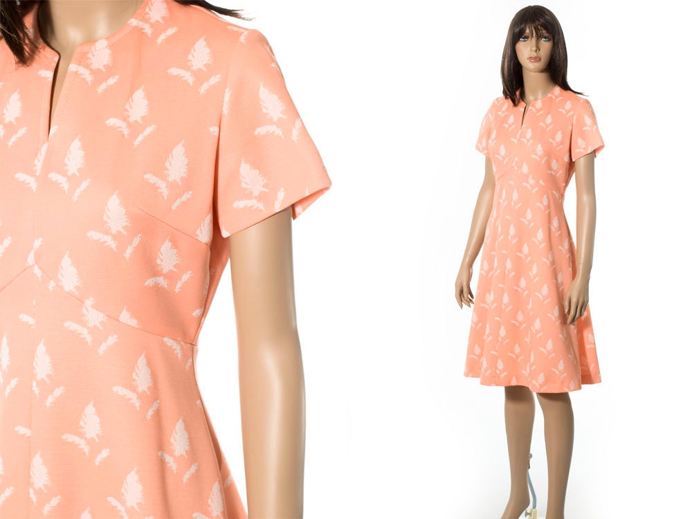 Vintage MOD peach dress size medium. 60s mad men day frock