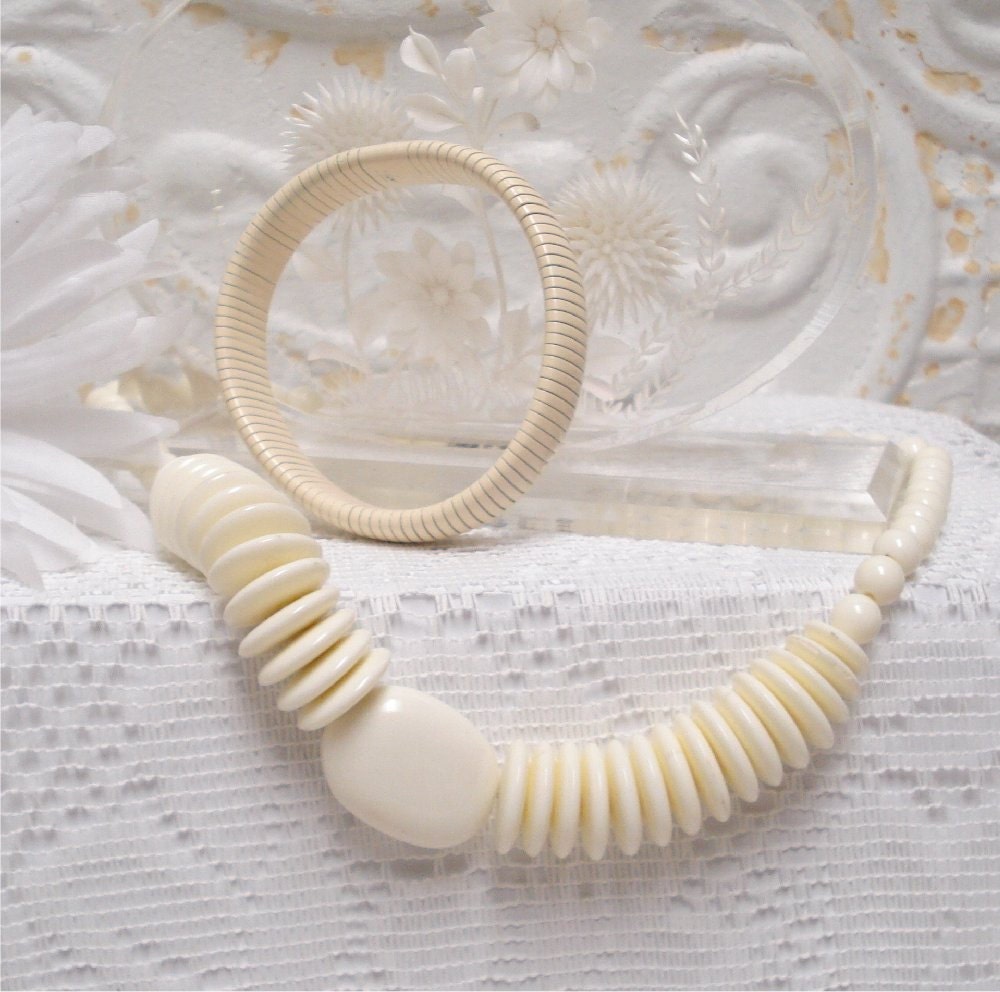 17" Off White Beaded Necklace Metal Stretch Bracelet