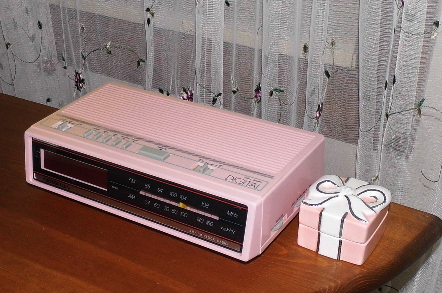 Items similar to Vintage Retro Pink AM FM Radio Alarm Clock Bedroom