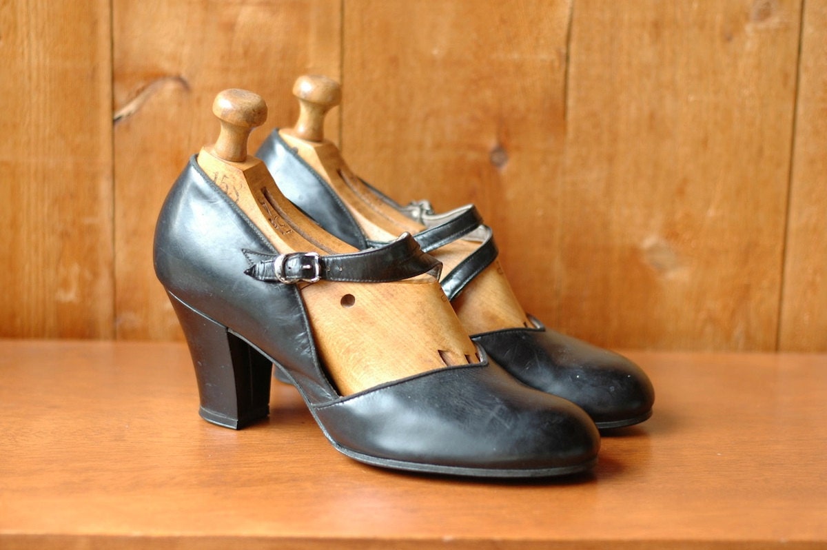 vintage 1930s shoes / 30s flapper shoes / enna jettick black leather heels / size 6