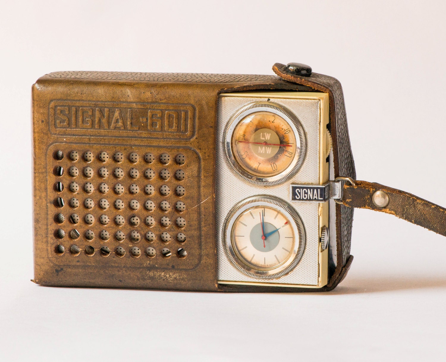 Soviet radio transistor SIGNAL 601 brown leather case radio vintage pocket transistor working