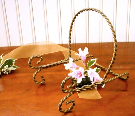 Vintage Golden Brass Patina Plate Stand - Twisted Wire Painting Easel, Book Holder, Fine Art Stand - Rustic Country Cottage Victorian Decor