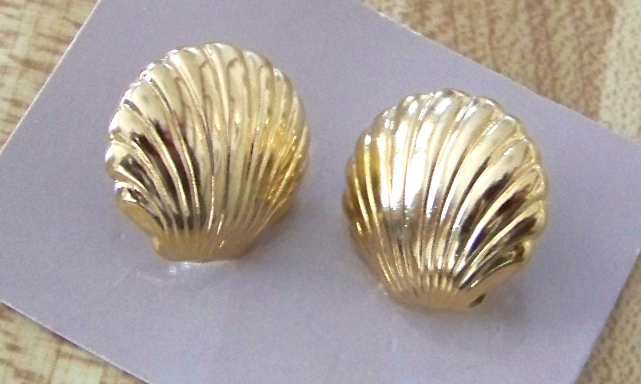 Vintage Earrings Goldtone Shell Design Pierced