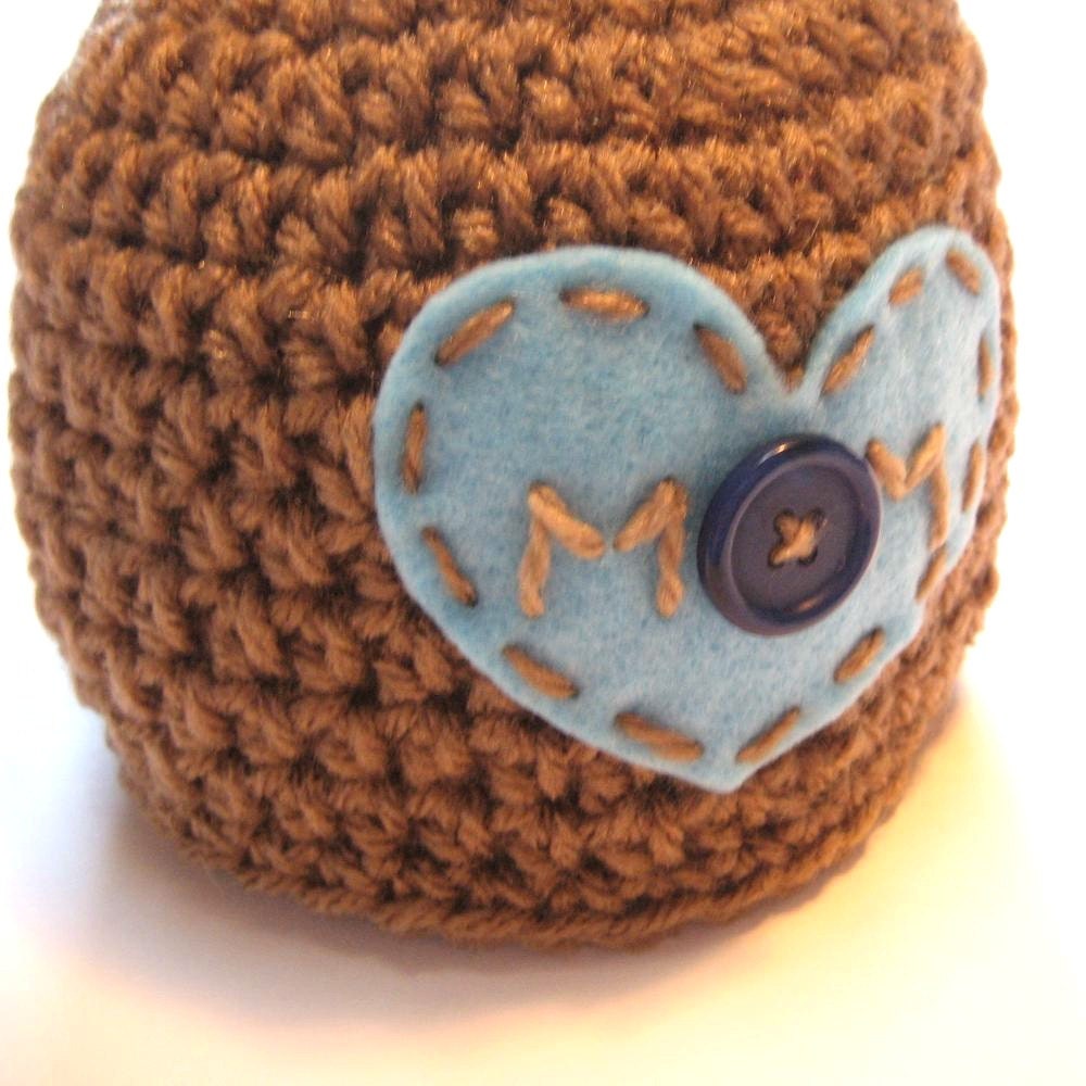 Crochet hat for baby.  Mother's day photography prop for newborn to 3 month baby boy or girl.  Hat with heart that reads mom.