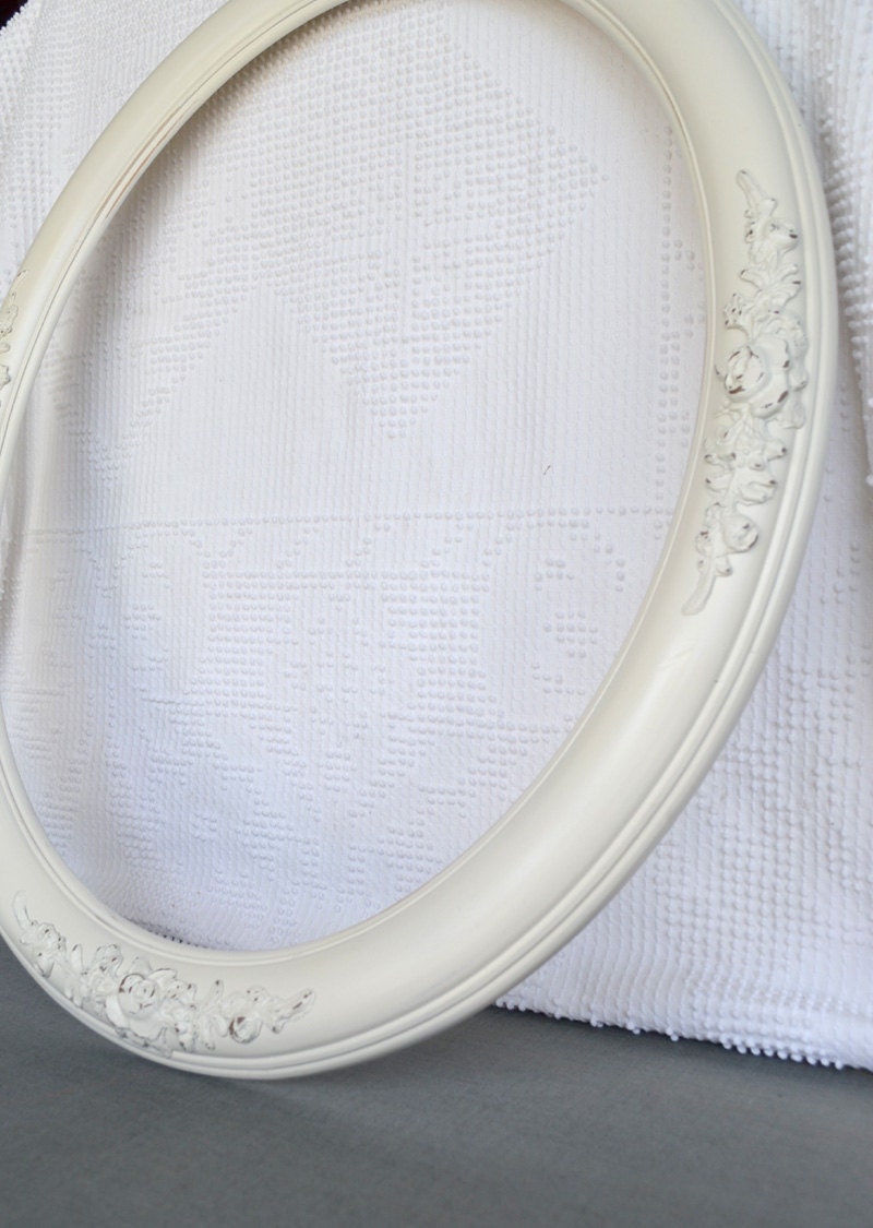 Large 16 x 20 Vintage Heirloom White Oval Frame..Photography Prop Photo Booth Gallery Wall Shabby Chic Vintage Modern Decor
