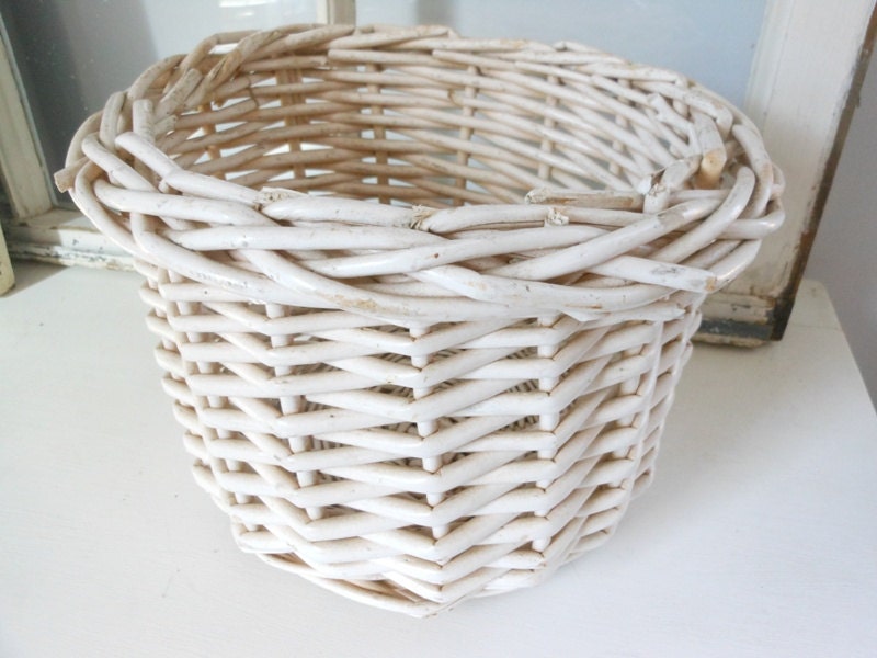 Vintage round wicker basket, off-white/pale pink vintage basket