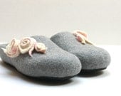 Women house shoes - felted wool slippers - wedding gift - light grey with white pink roses