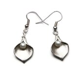 Cala Lily Flower & Pearl Earrings, Bridal Jewelry, Prom, Birthday Gifts, Bridesmaids Jewellery