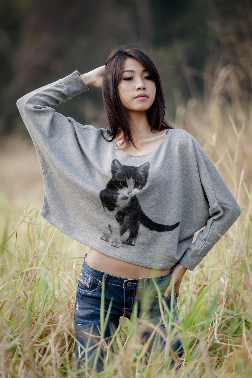 Cat Sweatshirt Pullover Oversize style Cat Pet Animal Print Bat Style Half Body In Grey.