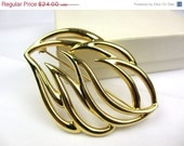 Monet Gold Tone Modernist 1960s Brooch Vintage Jewelry