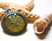 pressed flower necklace resin dried queen annes lace. shabby chic circle filigree pendant for summer.