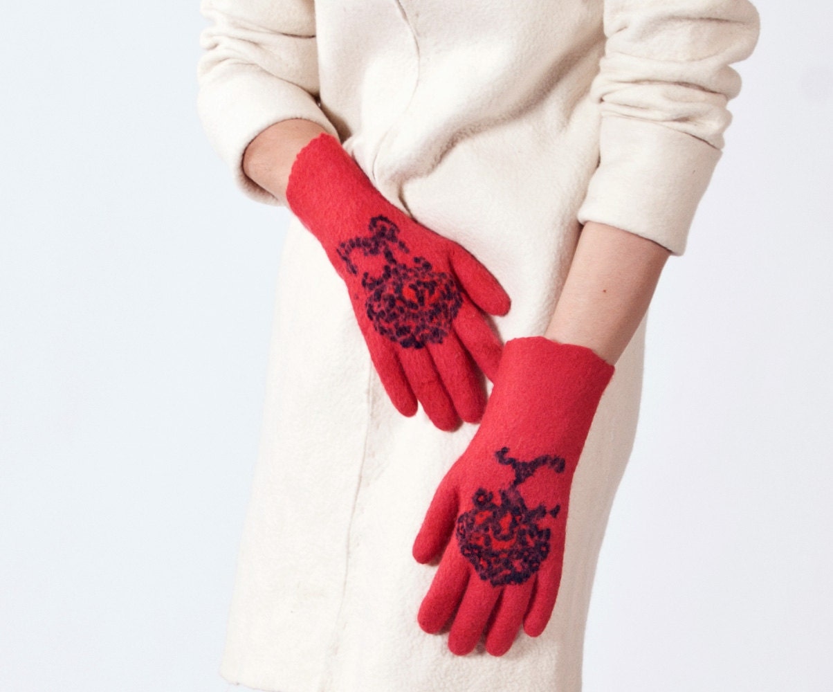 felted  gloves- red  seamless gloves-ready to ship- valentines day - vilnone