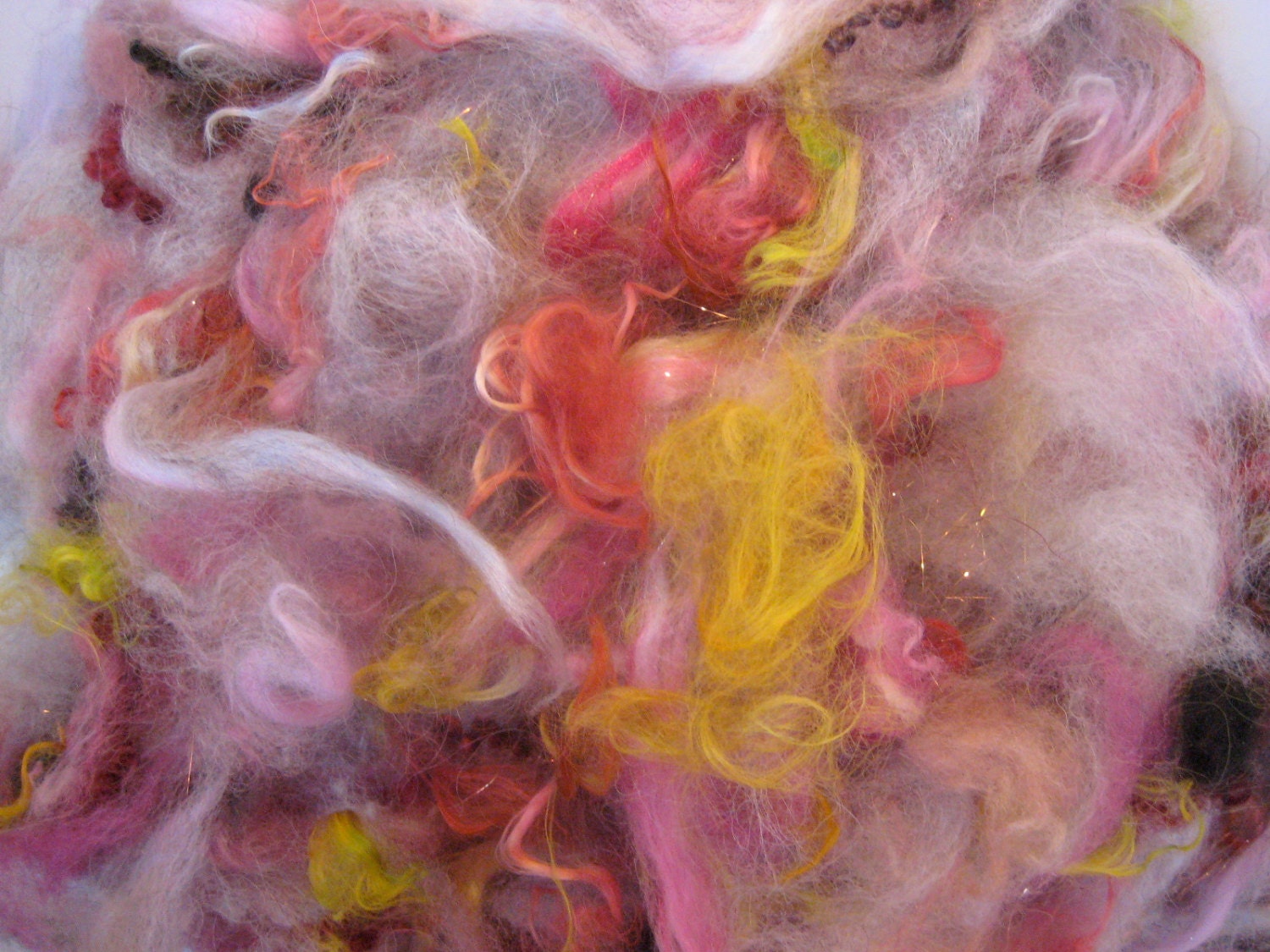 Fiber for spinning art yarn - PINK AND GREY